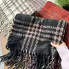 Novo Cachecol de Xadrez de Inverno para Mulheres, Aquecedor de Pescoço Macio de Faux Cashmere com Franjas, Xale Versátil Espesso Quente Retrô Atacado