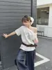 Camiseta Feminina Manga Curta Off-Shoulder Gola Diagonal Cinza Verão 2025 Nova Retrô Americana Hot Girl Soltinha