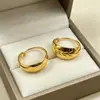 Aretes de oro para mujeres de mediana edad y mayores, aretes de aro clásicos de doble hoja, versátiles y elegantes, aretes grabados, un regalo de lujo ligero para personas mayores