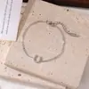 Pulsera en forma de U de herradura con incrustaciones de circonio de cobre de lujo ligero europeo y americano, acero de titanio, diseño geométrico de nicho de alta gama, joyería al por mayor