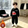 Nuevo estilo de comercio exterior: Conjunto de dos piezas cálido con forro de polar para niños, con un diseño moderno de otoño/invierno con estampado de dibujos animados, sudadera holgada y pantalones jogger a juego.. Disponible al por mayor