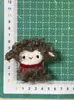 2027 Nuevo Bufanda de Felpa de Dibujos Animados Colgante de Muñeco de Oveja Pequeña Accesorios para Tocados DIY Bolsas Ropa para Niños Accesorios de Vestir