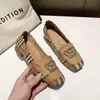 Salto Alto com Fivela de Metal Colorido para Outono Feminino 2025 Novo Estilo Estilo Pequeno Elegante Moda Versátil Salto Grosso Scarpins