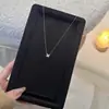 Nuevo collar de trébol de cuatro hojas para mujer, cadena para la clavícula, dulce y lindo, juvenil, de lujo ligero, diseño de nicho, moderno, simple y versátil