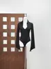 Tentação Noturna Blusa Camisa Preta Elegante de Manga Longa, Decote V Sensual com Recortes, Ajustada ao Corpo para um Efeito Emagrecedor