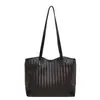 Bolsa de mano estilo coreano retro al por mayor para mujer 2026 Otoño Nuevo Color Sólido Tejida de un solo hombro Bolso para el trabajo Bolso de axila