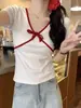 Camiseta Feminina de Algodão Puro com Decote V nos Ombros e Mangas Curtas Verão Chic Bonita Doce e Quente Top Pequeno Design de Vestido de Verão Americano Senso de Design Slim Fit
