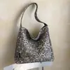 Bolsa casual de grande capacidade para mulheres, nova bolsa de ombro leve para o dia a dia 2026, bolsa de tecido, bolsa tote com estampa de leopardo para outono e inverno