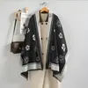 Bufanda de Imitación Cachemir Estilo Tweed con Camelia para Mujer en Otoño e Invierno Nueva Elegante Versátil Decorativa Engrosada Cálida Chal Largo