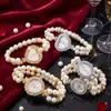 Venta al por mayor de relojes elásticos de cuarzo con perlas artificiales de doble fila en stock, relojes de pulsera con incrustaciones de diamantes transfronterizos y relojes de mujer con estampado floral