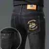 Calça jeans masculina de marca italiana de alta qualidade e tendência, coleção outono e inverno 2026, calça casual slim fit elástica preta e cinza com forro de fleece