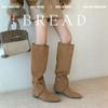 Botas de Couro 2025 Novo Estilo Plissadas com Pelo Bico Fino Efeito Emagrecedor Botas até o Joelho Botas de Cavaleiro Retrô com Mangas Salto Baixo