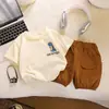 Roupas de Verão para Meninos e Meninas 2025 Novas Roupas de Celebridade da Internet Estilo Infantil Conjuntos de Verão para Crianças Conjunto Casual de Dinossauro de Duas Peças para Crianças