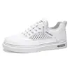 Zapatos blancos para hombre, transpirables de verano, nuevo modelo 2026, zapatos casuales de cuero slip-on para jóvenes deportistas, para el trabajo y el ocio