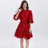 Foto Real de Roupas Femininas para Comércio Exterior: Vestido Curto de Renda Estilo Corte Europeu, Soltinho, com Cinto e Bordas Elegantes Franzidas
