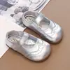 Zapatos de rendimiento para niñas, nueva colección primavera/otoño 2026, bailarinas negras de suela blanda para niñas pequeñas, zapatos de un solo color con punta poco profunda