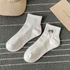 Meias pretas e brancas Meias curtas masculinas de estilo japonês Meias de algodão bordadas Meias de comprimento médio Meias de estilo coreano Meias de comprimento médio absorventes de suor de estilo de rua