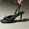 Primer Encuentro con los Zapatos Negros de Tacón Alto de la Temporada para Mujer, Nuevo Modelo Verano 2026, Impresionantes Sandalias con Lazo, Tacones Finos, Estilo Francés de Alta Gama