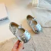 Sapatos de couro vermelho liso para meninas, primavera/verão 2026, sapatos de princesa com laço e pérolas para meninas, sapatos de performance, mocassins.