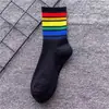 Meias arco-íris femininas primavera outono e inverno cano médio meias da moda meias esportivas listradas de rua meias de algodão japonesas respiráveis preto e branco Atacado