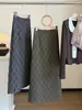 Falda midi de lana mezclada a cuadros estilo retro coreano para mujer, nueva colección otoño/invierno, cintura elástica, tiro alto, adelgazante, con abertura trasera y silueta recta que se ajusta al cuerpo