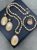 Conjunto de cuatro piezas de perla barroca de agua dulce con forma especial de concha de perla, exquisito conjunto de diamantes checos de alta gama incrustados a mano.