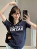 Camiseta Estampada Meia Manga Off-Shoulder com Ombros Assimétricos, Camiseta de Manga Curta 100% Algodão para Mulheres, Ombro Caído Único, Estilo Europeu e Americano Maillard