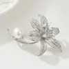 Broche de Flor de Lirio de Lujo de Gama Alta, Aleación de Cobre Incrustada con Circonita y Perla, Pin de Flor Tridimensional, Accesorio de Ropa de Nuevo Estilo