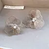 Brincos de Clipe de Metal com Flor Vazada e Pérola, Brincos Estilo Minimalista Exagerado Europeu e Americano, Brincos de Luxo Leve de Alta Qualidade, Atacado