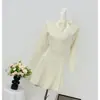 Um vestido de tricô suave e elegante com corte justo, perfeito para criar um look sofisticado e jovial, ideal para looks de outono e inverno