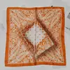 Pañuelo cuadrado estampado de leopardo bufanda coreana femenina de seda versátil pañuelo para el pelo bufanda retro flor de anacardo pañuelo cuadrado pequeño venta al por mayor