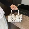 2026 Nova Bolsa de Mão Estilo Coreano com Bolinhas e Laço Feminina Pequena Quadrada de Ombro Único Transversal Bolsa Fofa Estilo Menina Bolsa de PU