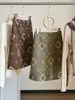 Saia Midi de Camurça Bordada Vintage para Mulheres, Novo Estilo Outono, Cintura Alta, Emagrecedora, Versátil de Corte A
