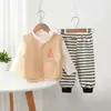 Conjunto de tres piezas elegante para niños para primavera y otoño: chaleco, camiseta de manga larga, pantalones a rayas, conjunto para bebé y niño pequeño