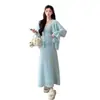 Ropa de maternidad para otoño e invierno, nuevo conjunto de dos piezas de cárdigan de punto suave y acogedor y vestido tipo chaleco con encaje de ganchillo en V, efecto adelgazante