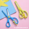 Venta al por mayor del fabricante Tijeras Elásticas de Acero Inoxidable para Niños Tijeras de Arte para Papel Recortado DIY Papelería Tijeras de Juguete con Encaje