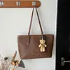Nova Bolsa Estilosa de Axila para Mulheres Mori Fofa Versátil Bolsa de Compras Bolsa de Ombro Único para Mulheres Moda de Nicho Bolsa Tote de Mão