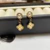 Aretes Cuadrados de Acero de Titanio Perla Casual Bola Pequeña Ola Punto Corazón Perla Stud para Mujeres Acero de Titanio Retro "Serie Perla"