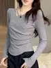 Blusa de tricô falsa de duas peças com decote V para mulheres, apresentando uma carcela diagonal, design plissado, efeito emagrecedor, detalhes de botões laterais e uma elegante camada interna de manga longa de comprimento curto.