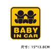 En el coche hay pegatinas de advertencia para bebés. Bebé en el coche con personalidad creativa. Hay pegatinas para niños en el coche.