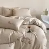 Estilo sencillo, juego de cuatro piezas 100% algodón con bonito bordado, funda de edredón de algodón puro, tamaño 1.8m, apto para todas las estaciones, juego de cama de tres piezas para dormitorios de estudiantes