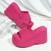Chanclas de cuña de suela gruesa de moda para mujer, nuevo modelo de verano 2026, talla grande, sandalias versátiles para personas menudas, rojo rosa