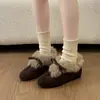 2026 novos sapatos de inverno femininos de estilo retrô, que aumentam a altura, forrados com fleece, com laço da moda e detalhes em pele, sapatos quentes de algodão