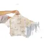Conjunto de camisa corta casual de dibujos animados a la moda estilo coreano para niños, atuendo de verano para niños pequeños, conjunto de tres piezas de camisa con estampado de letras, moderno al por mayor