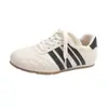 Novo modelo feminino primavera-verão, tênis de treino alemão com solas macias e superfície de couro, versátil, com aumento interno de altura, sapatos casuais esportivos para boliche, sapatos casuais