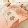 Conjunto de quatro peças em veludo de leite de cor sólida e duas cores, totalmente bordado, de peso elevado, conjunto de quatro peças de flanela de fleece de coral para inverno