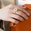 Anillo de flor de ciruelo de jade blanco de Hetian con apertura de tamaño ajustable, chapado en oro, con incrustaciones de ágata y jade. Joyería