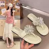 Chinelos de Verão Femininos com Strass 2026, Sandálias Baixas para Férias na Praia, Novo Estilo para Uso ao Ar Livre