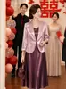Conjunto de duas peças para mãe com jaqueta e saia, novo modelo 2026 para mulheres de meia-idade e idosas, vestido de alta qualidade para sogra