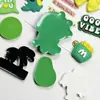 Dibujos Animados Lindo Pequeño Dinosaurio Verde Joyería DIY Funda para Teléfono Móvil Caja de Almacenamiento Pegatina para Vaso de Agua Accesorios Decorativos de Pegamento Suave Parche